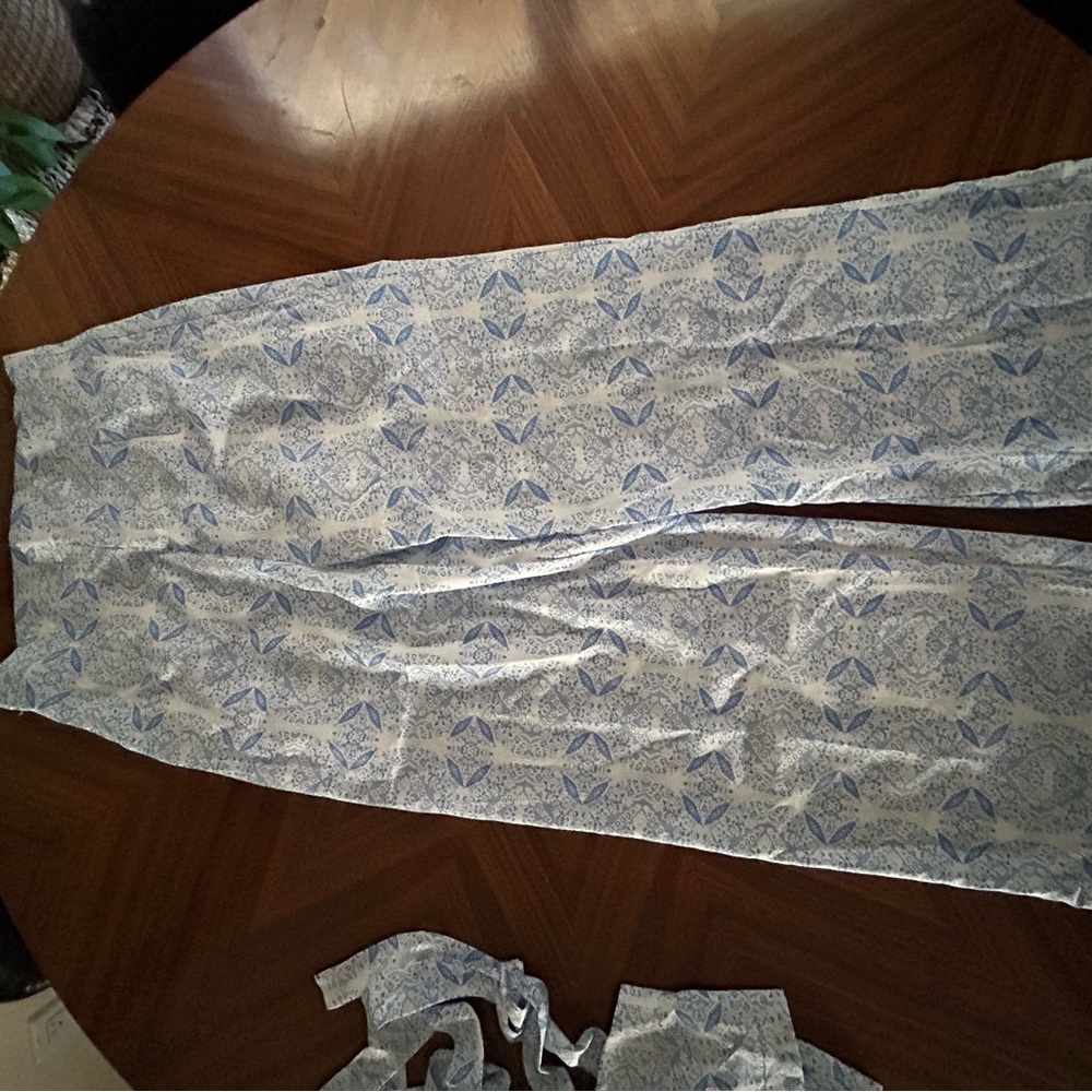 Blue and White Patterned set - Picture 4 of 7